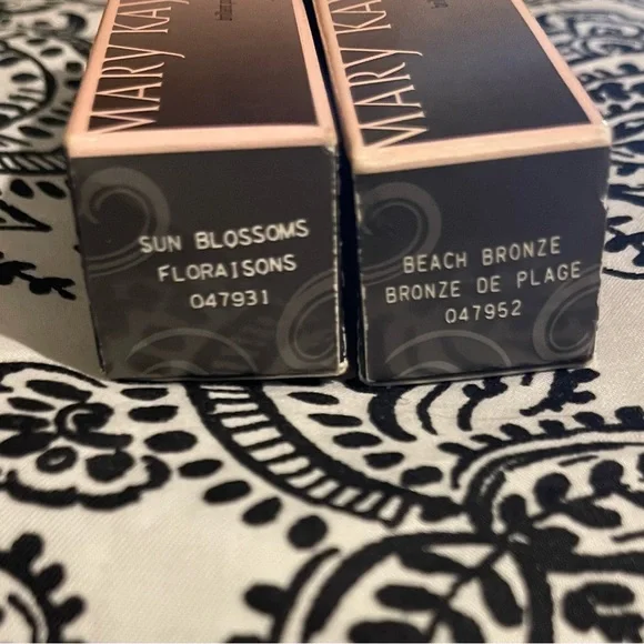 Mary Kay Nourishine Plus Lip Gloss
Duo: Sun Blossoms & Beach Bronze - Picture 3 of 3